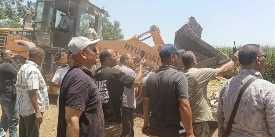 إزالة 10 حالات تعدٍ وفك شدات خشبية في حملات مكثفة بنجع حمادي