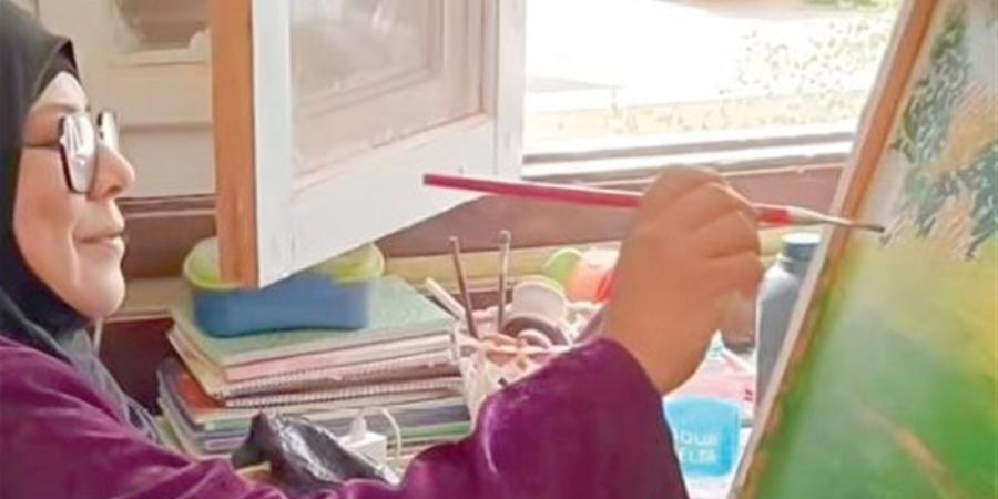 المبدعة.. مُعلمة بالوادي الجديد ترسم اللوحات الفنية بمخلفات الأشجار