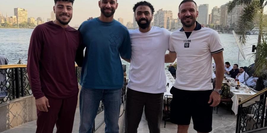 حسين الشحات يجمع نجوم الأهلي السابقين على مائدة واحدة فى وسط النيل.. صور