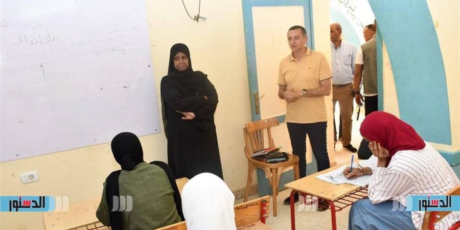 محافظ أسوان يفاجئ مدرسة كلابشة الجديدة ببحيرة ناصر لمتابعة امتحانات الشهادة الإعدادية