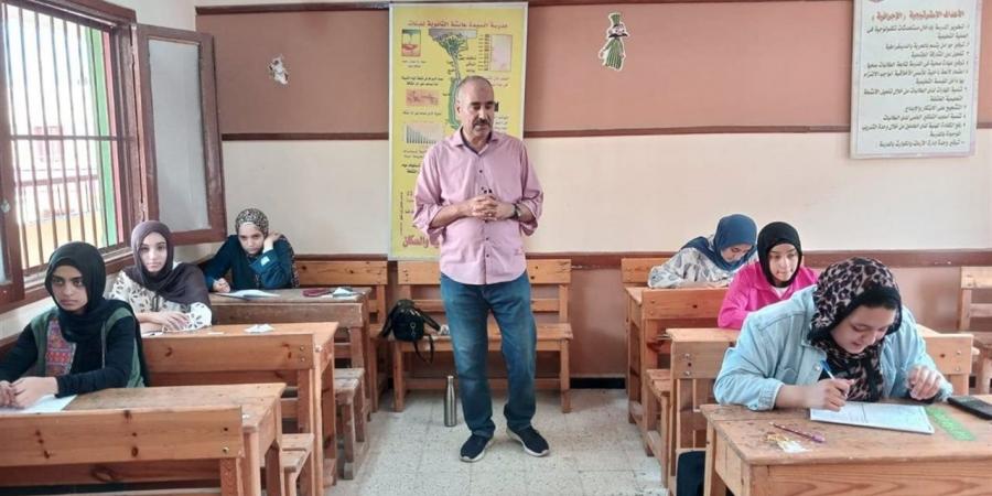 في يومها الأخير.. وكيل تعليم بني سويف يتفقد عددًا من لجان الشهادة الإعدادية