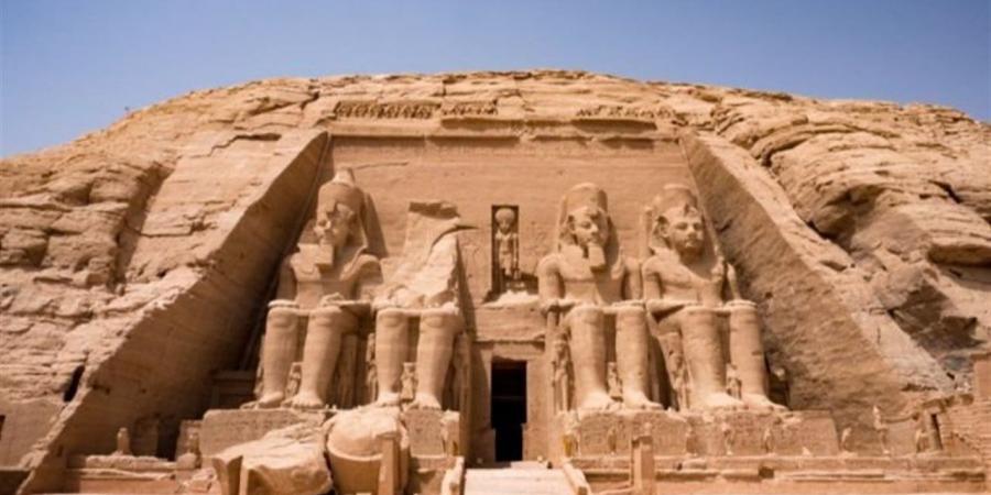 حارس معبد أبوسمبل يلفت الأنظار بمهارته في تصوير السيّاح الأجانب (فيديو)