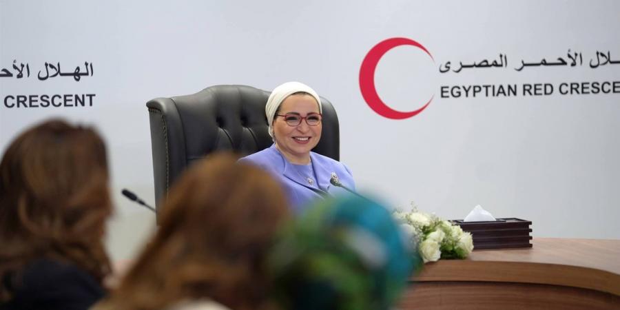السيدة انتصار السيسي تشهد إرسال المساعدات الإنسانية لغزة وتلتقي متطوعي الهلال الأحمر المصري