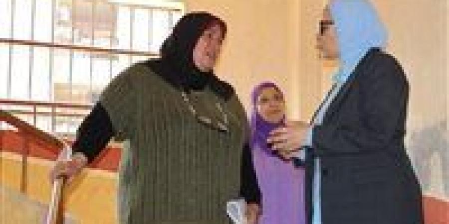 مدير تعليم القاهرة تتابع امتحانات الإعدادية وتدعم طلاب مستشفى 57357