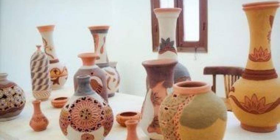 الرسم على الأوانى التراثية والمنزلية يجذب زوار ملتقى بدنة السياحي فى السعودية