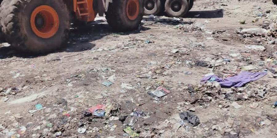 رفع 15 طن مخلفات وإيقاف أعمال بناء مخالف بمنطقة نجع مهيوب بالأقصر