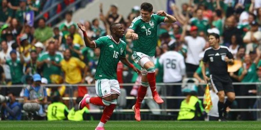 المكسيك تتقدم على جنوب أفريقيا بهدف في الشوط الأول بافتتاح كأس العالم.. فيديو وصور