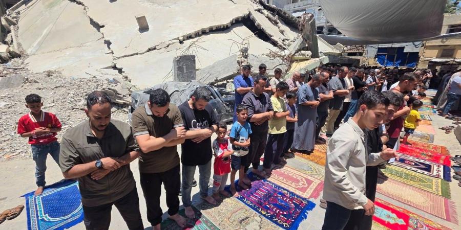 الفلسطينيون يؤدون صلاة الجمعة على أطلال المنازل المدمرة بغزة
