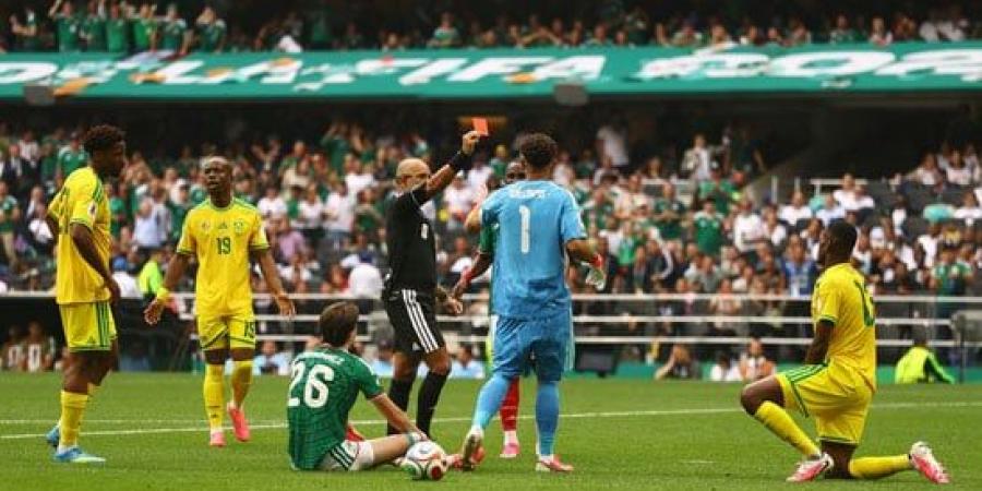 يايا سيتول مدافع جنوب أفريقيا يسجل أول حالة طرد في كأس العالم 2026.. فيديو وصور