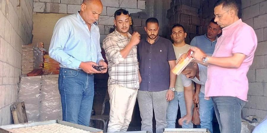 ضبط 1500 كيلو عسل فركتوز و إعدام ٧ كيلو حلويات .. خلال حملة مكبرة في سمالوط بالمنيا