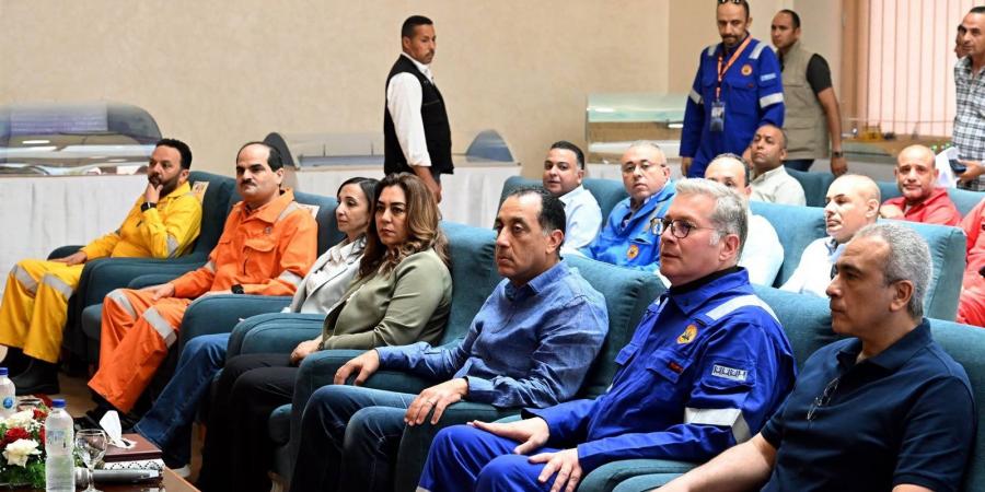 رئيس الوزراء يتفقد مواقع إنتاج الغاز الطبيعي بمنطقة غرب الدلتا العميقة التابعة لشركة "رشيد للبترول"