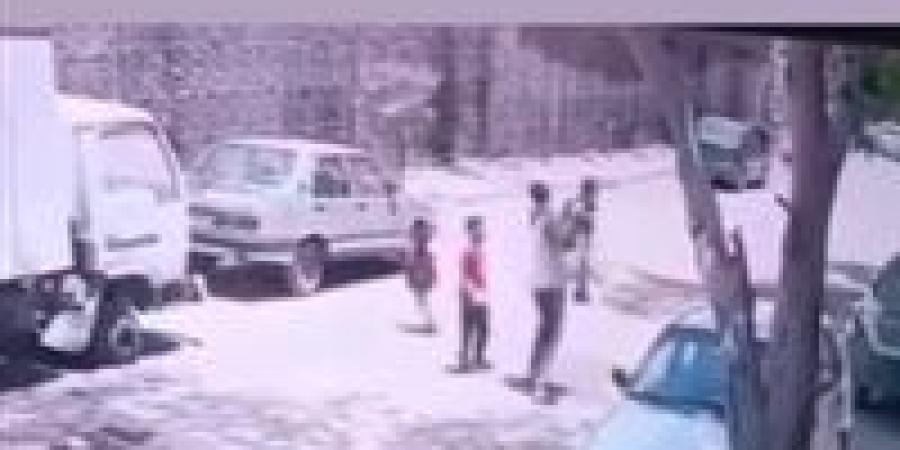 رفعه ورماه على الأرض.. الداخلية تفحص فيديو اعتداء صادم على طفل في الدويقة بالقاهرة