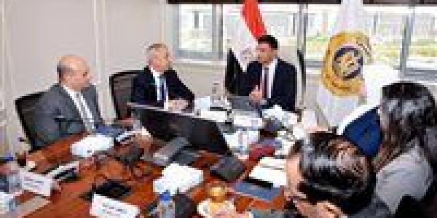 وزير الصناعة يبحث مع رئيس الأكاديمية العربية للعلوم تعزيز التعاون بمجالات البحث العلمي ودعم المشروعات الناشئة