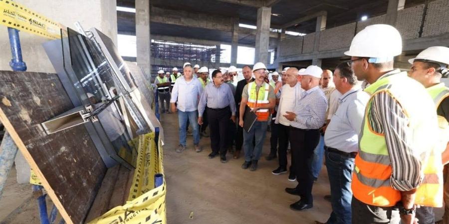 وزير النقل يتفقد محطات ومسار الخط الثاني من شبكة القطار الكهربائي السريع