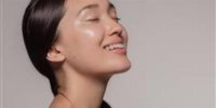 خبراء يكشفون..سر البشرة الزجاجية والشعر اللامع في 9 أطعمة وعادات