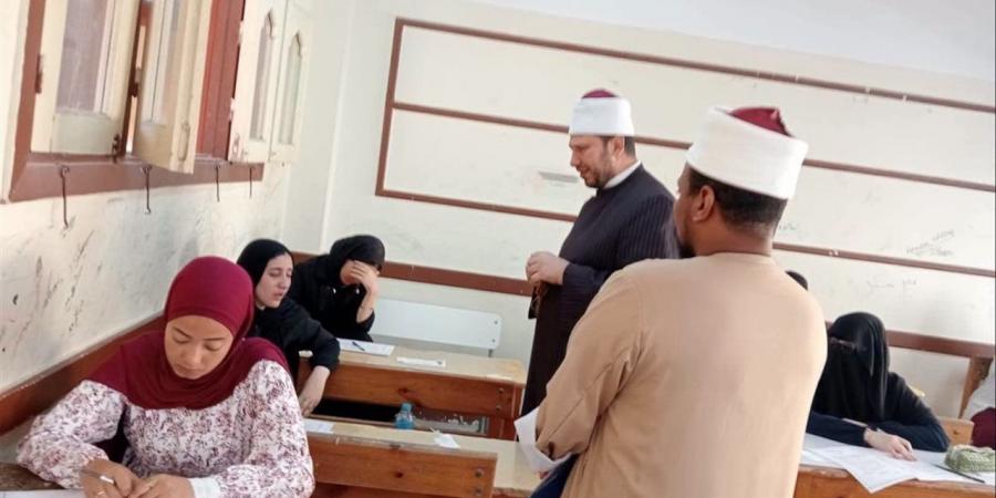 رئيس "الإسكندرية الأزهرية" يتابع امتحانات الثانوية ويعزي طالبة لوفاة والدها