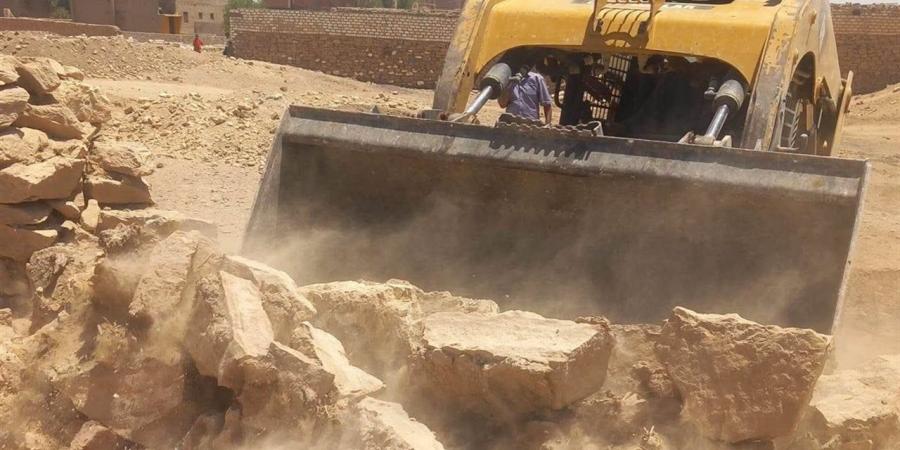 محافظ أسوان يتابع إزالة التعديات ضمن المرحلة الثانية من الموجة الـ 29