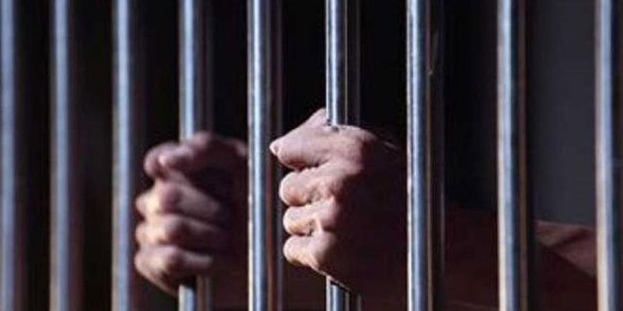 حبس موظف وابنته بتهمة قتل سائق طعنًا إثر خلافات على زواج عرفي