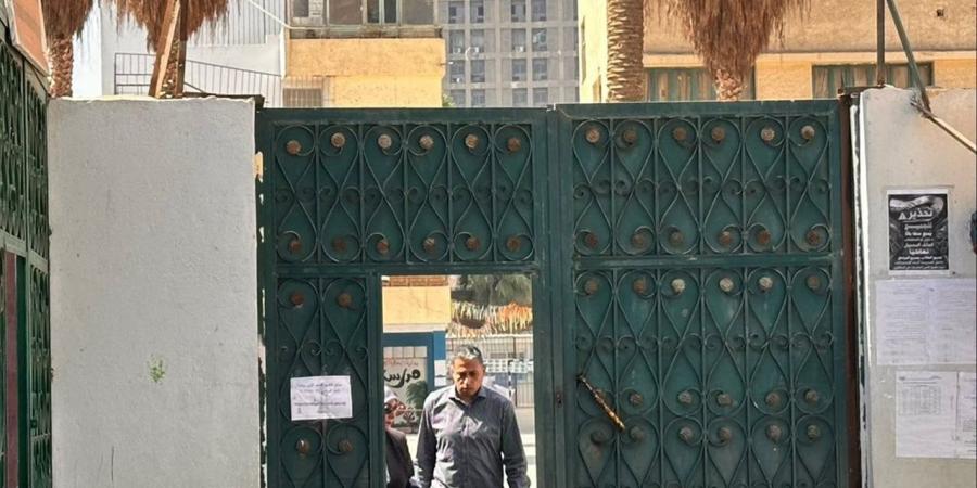 قبل انطلاق الماراثون.. وكيل "تعليم الجيزة" يتفقد استعدادات لجان الثانوية العامة