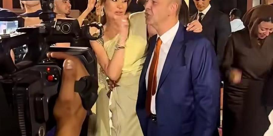 رقص ورومانسية.. عمرو أديب وزوجته دينا طلعت يخطفان الأنظار في أحد حفلات الزفاف