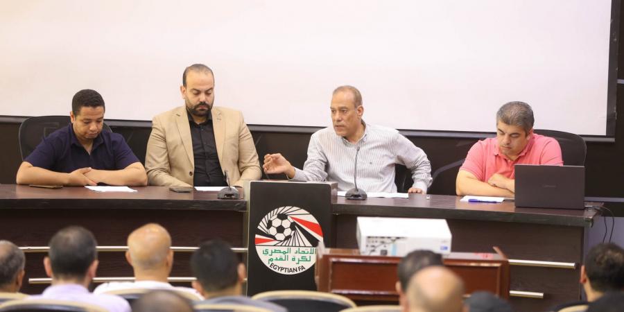 مصطفى عزام يجتمع بمندوبى المناطق لمناقشة قواعد قيد وانتقالات اللاعبين بالموسم الجديد