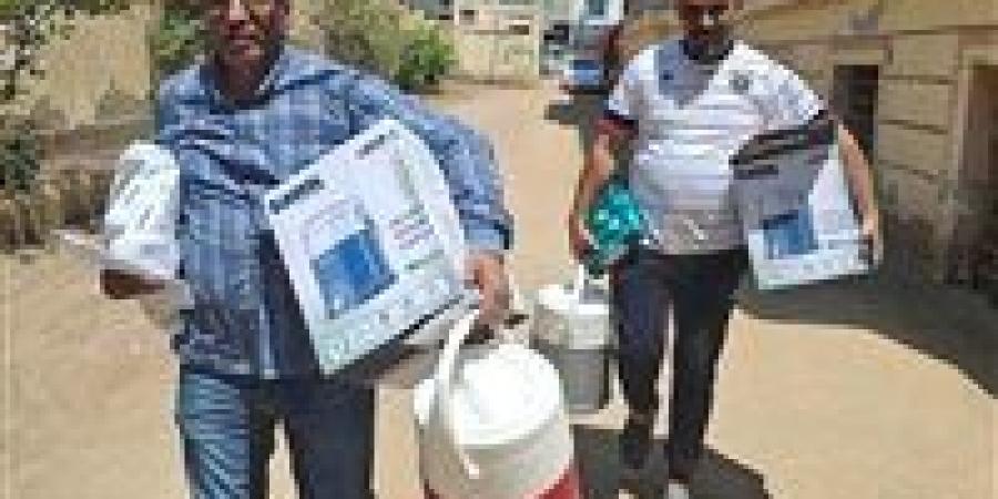 وكيل إدارة بالشرقية يحمل كولمان مياه ويشارك في تجهيز المدارس استعدادا لامتحانات الثانوية العامة