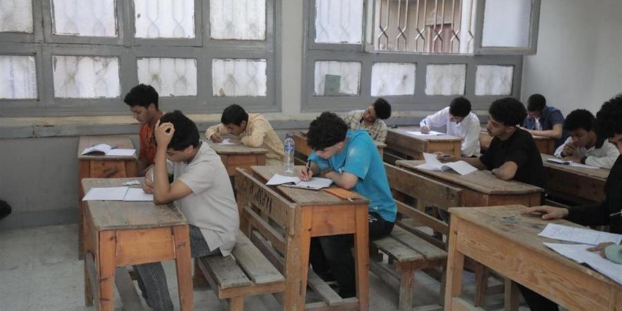 مدير عام منطقة الإسماعيلية الأزهرية يتابع انتظام امتحانات الكيمياء للثانوية الأزهرية