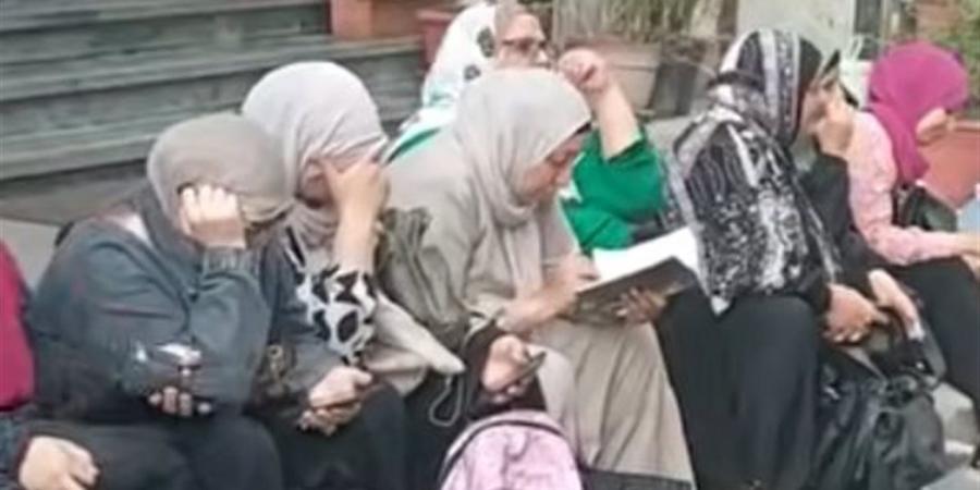 بالدعاء وتلاوة القرآن.. سيدات الجيزة يدعمن أبنائهن في أولى أيام امتحانات الثانوية (فيديو)