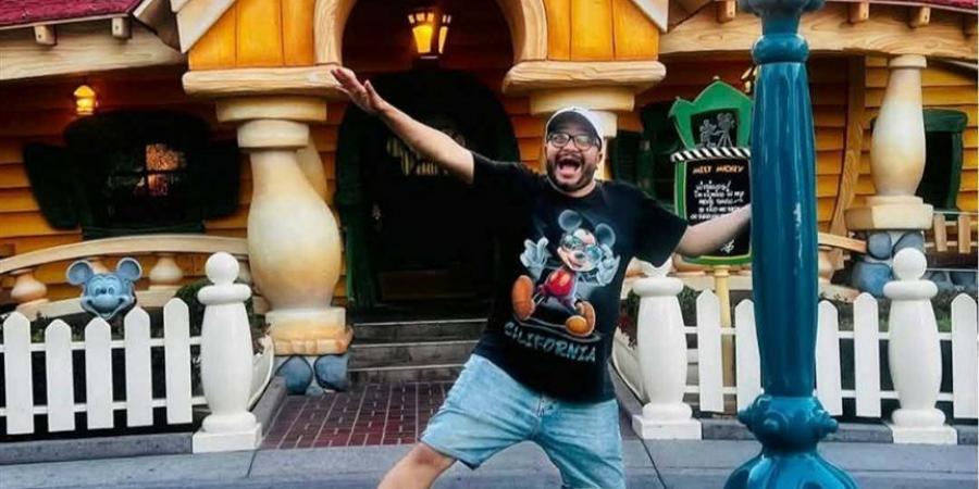 حسام داغر من أمام منزل ميكي ماوس من ديزني لاند