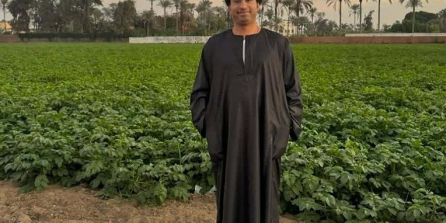 ​بإطلالة ريفية وموسيقى الضوء الشارد.. علي ربيع يغازل جمهوره: "ده فيلم إيه؟"