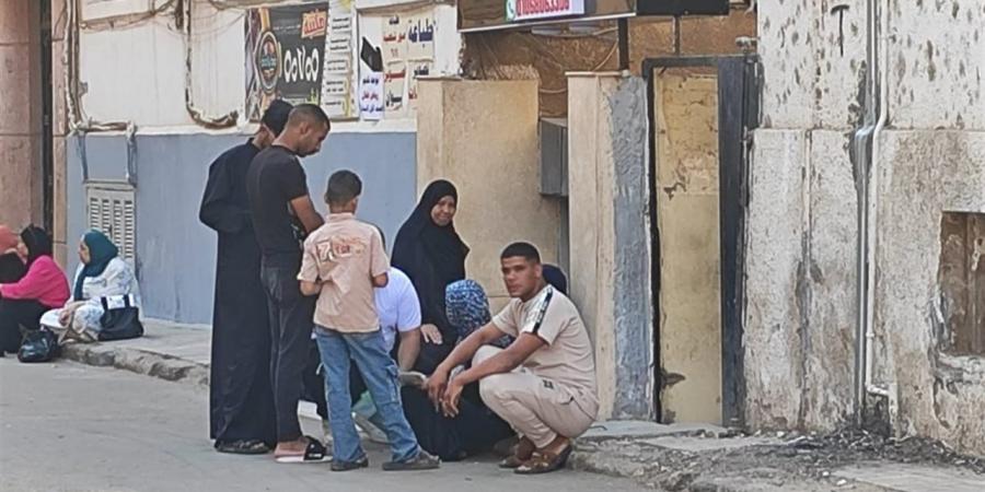 بعد انطلاق الامتحانات.. أولياء الأمور ينتظرون أبنائهم في محيط لجان الثانوية العامة بأسيوط