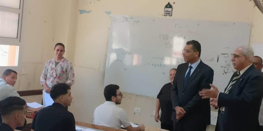 محافظ البحر الأحمر يتفقد لجان امتحانات الثانوية العامة بمدارس الغردقة (صور)
