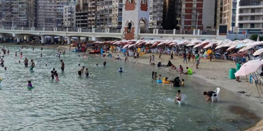 مع بداية الصيف رسميًا.. إقبال متزايد على شواطئ الإسكندرية واستعدادات مكثفة للرقابة