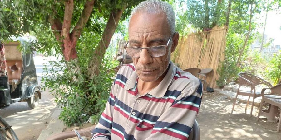 في هدوء وخشوع.. لقطات إنسانية لولي أمر يتلو القرآن الكريم بمحيط لجان امتحانات قنا
