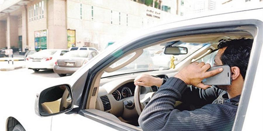 طبيب يحذر: الاستخدام المتواصل للهاتف قد يسبب تغيرات في العمود الفقري والتنفس
