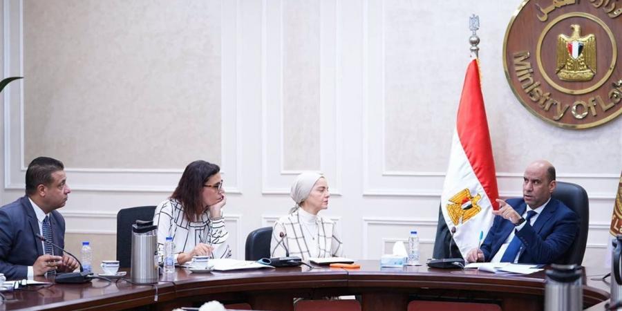 وزير العمل يتفق مع برنامج الأغذية العالمي على خطة تدريب وتشغيل الشباب