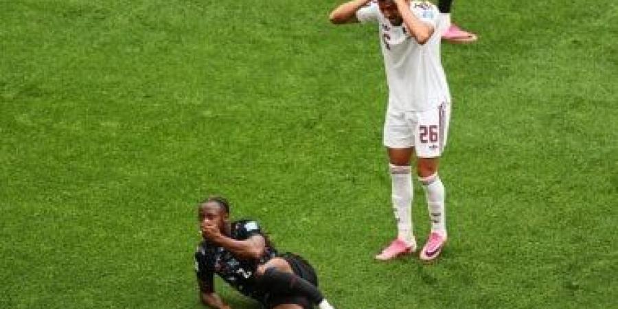 بعد كسر الساق.. شاهد كونيه يعود لمعسكر كندا فى كأس العالم 2026