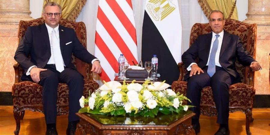 وزير الخارجية يبحث مع كبير مستشاري الرئيس الأمريكي للشئون العربية والأفريقية التطورات الإقليمية