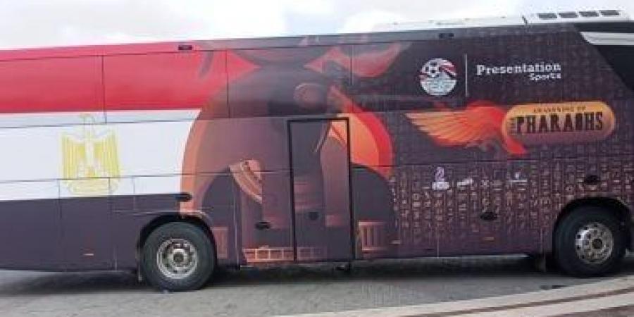 حافلة منتخب مصر تتحرك وسط دعم جماهيرى لمواجهة نيوزيلندا.. فيديو