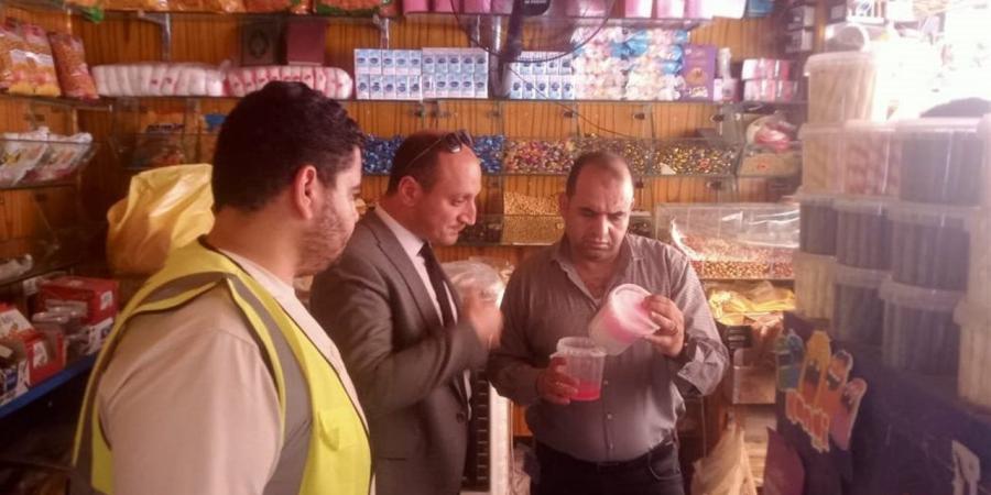 حماية المستهلك ببني سويف يضبط مواد ملونة محظورة في محال "التسالي"