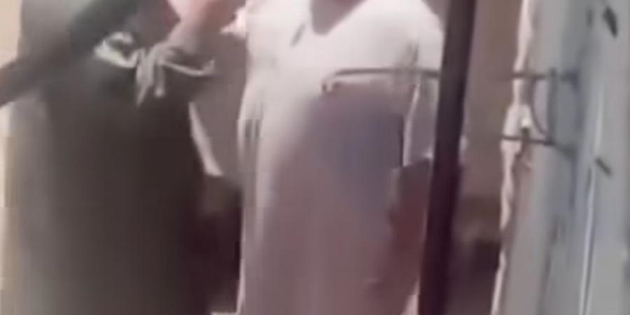 الأمن يفحص فيديو "مشاجرة السلاح الأبيض" بين شقيقين وتدمير "كشك"