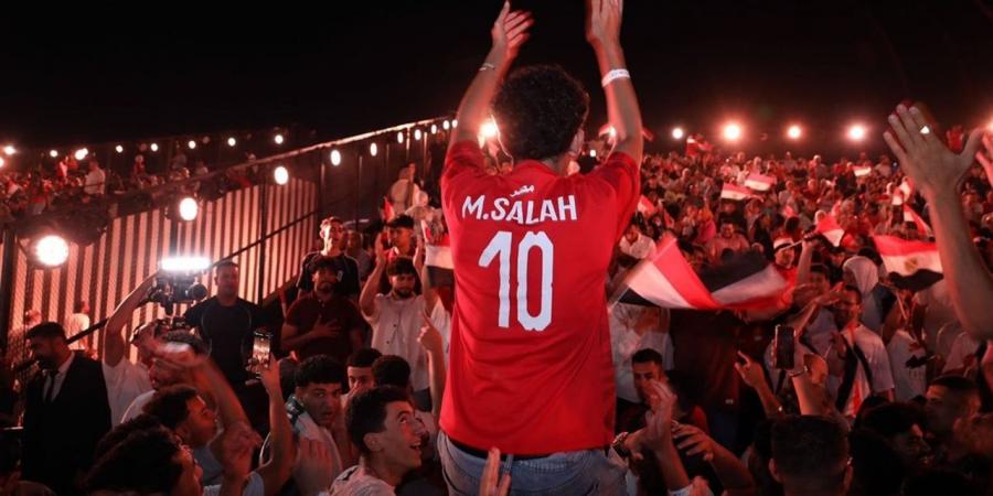الجمهور المصري يشاهد مباراة بلجيكا وإيران عبر الشاشة العملاقة في "فان زون" (فيديو)