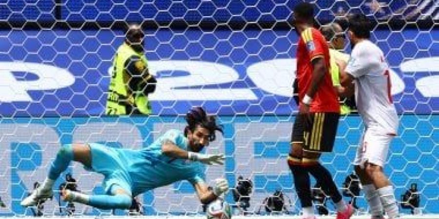 علي رضا بيرانفاند حارس إيران يحصد جائزة الأفضل في مباراة بلجيكا