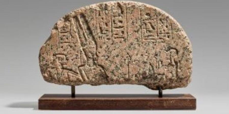 كريستيز تعرض لوحة جنائزية مصرية من الجرانيت