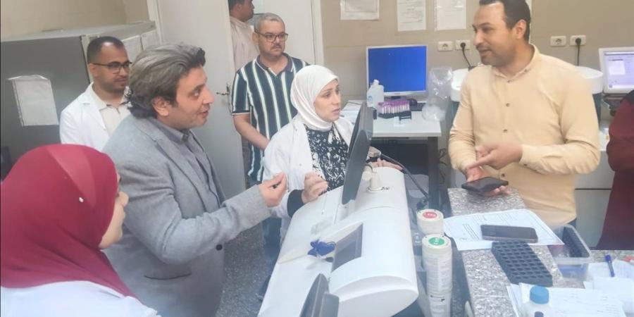 مدير التأمين الصحي ببني سويف يوجه بحزمة إجراءات لتحسين مستوى الخدمات الطبية
