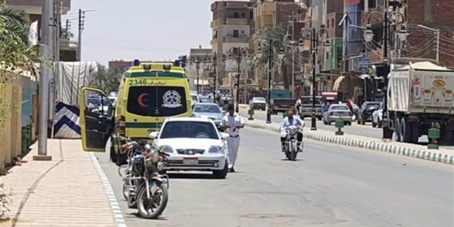 سيارات الإسعاف تنتشر أمام لجان الثانوية العامة بالإسماعيلية تحسبًا لأي طارئ