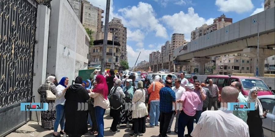 بين الدعاء والترقب.. أولياء الأمور ينتظرون أبناءهم أمام لجان الثانوية العامة بالإسكندرية