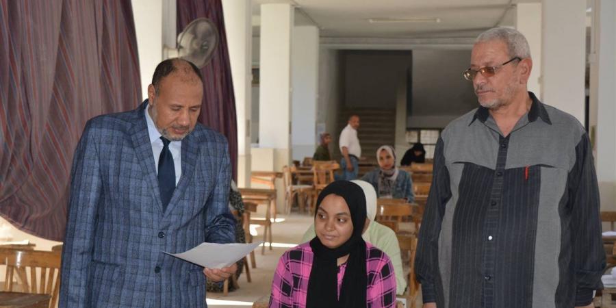 نائب رئيس جامعة الأزهر يتفقد امتحانات كلية البنات الإسلامية بأسيوط (صور)