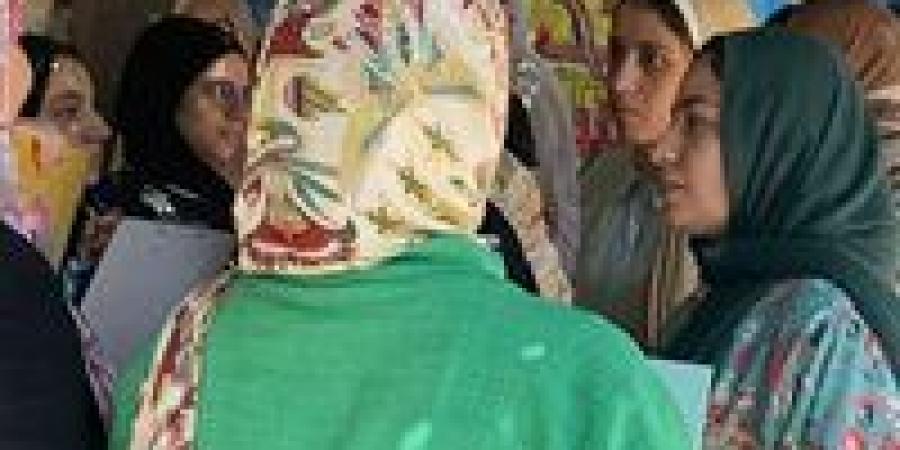تسجيل حالتي إعياء لطالبة وإدارية داخل لجنتين منفصلتين بالمنيا