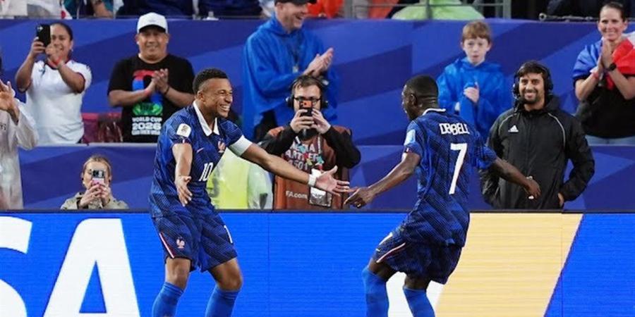 فرنسا تكتسح العراق بثلاثية وتلحق بالمتأهلين لدور 32 بكأس العالم
